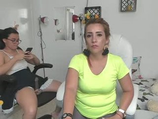 mom_17 spanish cam girl rubs her shaved pussy nice on camera