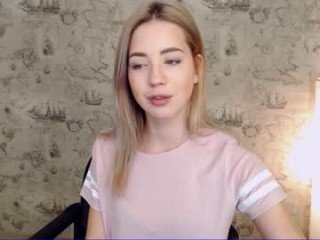 emmi_rosee european cam babe is gorgeous when she is kissing on camera