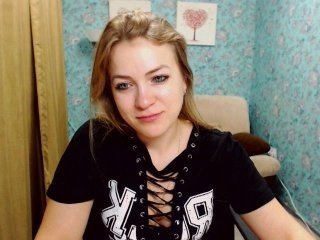 cherishsia european cam babe offers her shaved pussy for live sex experiments online
