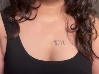 lubna_07 indian cam babe wants goo squirted on her beauty legs online