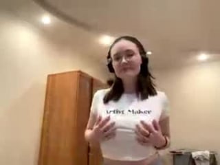 snazzlepoping cam babe gets the best ass massage with ohmibod