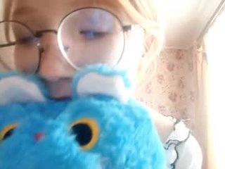 karoncabeza cute teen cam babe loves XXX cam action with her perfect ass