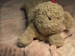 linhmew cam girl gently stroking her ass