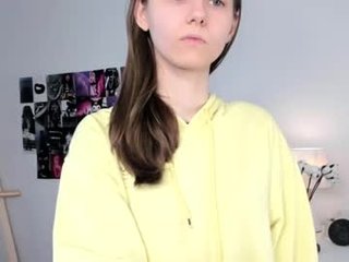 approche_toi_petite naked teen cam babe loves kiss, licked slits and pink clits on a sex cam