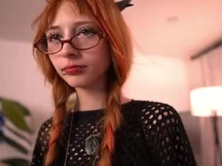 vixen_mia teen cam babe wants to be fucked online as hard as possible