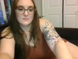 aprillayce420 cam babe wants her pussy fucked hard on camera