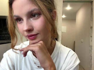 anabyant spanish cam girl rubs her shaved pussy nice on camera