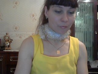 caroliiine european cam babe offers her shaved pussy for live sex experiments online