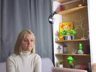 savannahshor blonde cam girl loves her feet showing