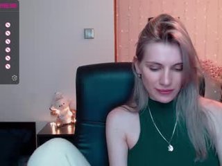 lilianna_wilde teenage cam girl plays with her oiled pussy in the chatroom