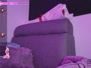 britt-grey spanish cam girl rubs her shaved pussy nice on camera