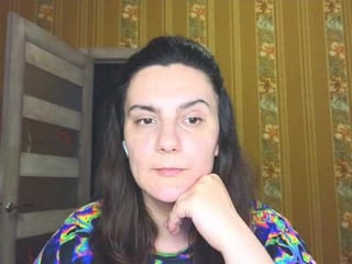 jaimefoxy european cam babe offers her shaved pussy for live sex experiments online
