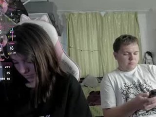 kesh_mne teen couple with sensual moans filling the chatroom