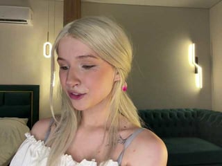 vikkiisecret european cam babe offers her shaved pussy for live sex experiments online