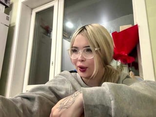 angelenabuote european cam babe offers her shaved pussy for live sex experiments online