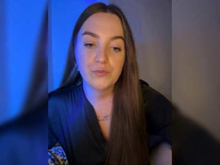 kisaaac european cam babe offers her shaved pussy for live sex experiments online