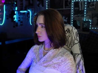 diana-dii european cam babe offers her shaved pussy for live sex experiments online