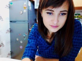 alya555 european cam babe offers her shaved pussy for live sex experiments online