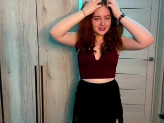 dimondately european cam babe offers her shaved pussy for live sex experiments online