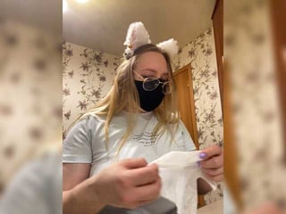 donut-red european cam babe offers her shaved pussy for live sex experiments online