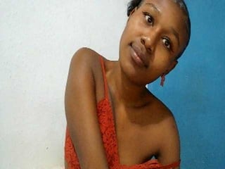 zinah1 french cam babe puts her shaved pussy on camera