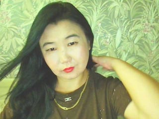 bet-lu brunette cam girl with shaved pussy doesn't spare her booty