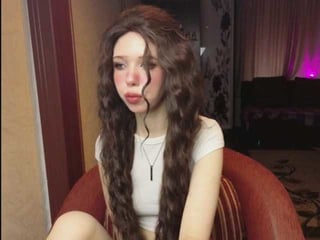 lilomeoww european cam babe offers her shaved pussy for live sex experiments online