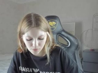 yunarosee explore depths of yummy teenage pussy online