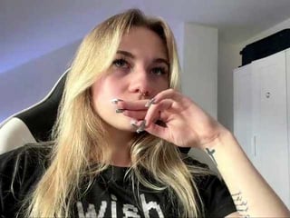 flippypippy blonde white cam babe wants her pussy stretched