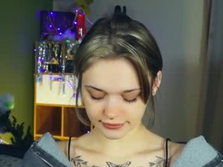 wandacleverley smoking cam girl with ohmibod in the chatroom