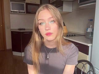toniereano cam babe loves strokes her sweet spot on camera