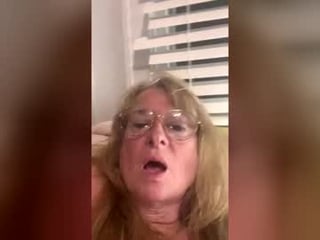 iowagirl420 dirty webcam mature loves her pussy drilled
