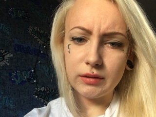 sunshine- beautiful cam babe showing her shaved pussy
