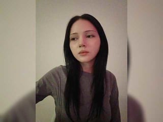 kristari european cam babe offers her shaved pussy for live sex experiments online