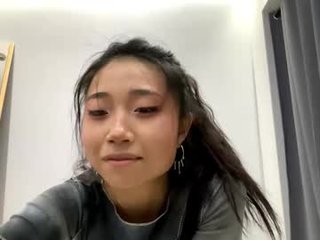 muiklecha teen cam babe wants kiss on pussy online