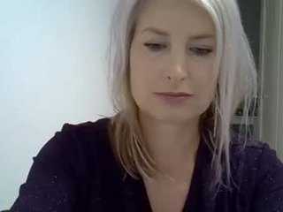 sarahphelps blonde cam girl loves her feet showing