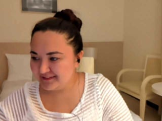 molliewaltman brunette white cam babe wants her pussy stretched