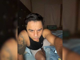 lioners8 spanish cam girl rubs her shaved pussy nice on camera