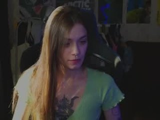 kerrie_crystal tattooed cam girl loves buttfucked with her legs behind her head