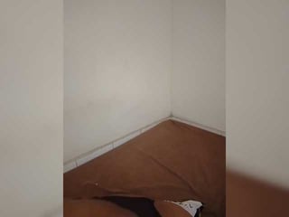 annah261 french cam babe puts her shaved pussy on camera