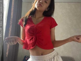 jacquelynclowes brunette white cam babe wants her pussy stretched
