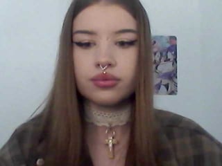 mollylolly european cam babe offers her shaved pussy for live sex experiments online