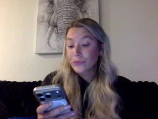 misss_alyssaaa teenage cam girl plays with her ass hole with ohmibod inside