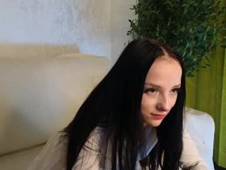 amy_henderson brunette cam girl loves being a submissive kink slut