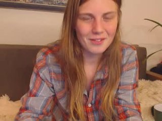 alisaxxxshy cam babe likes squirting after getting pleasure from masturbation
