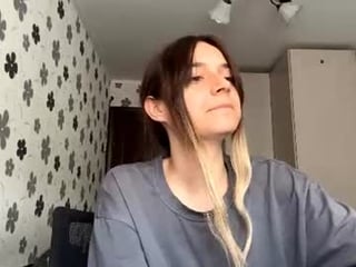 chicoombe teen cam babe wants kiss on pussy online