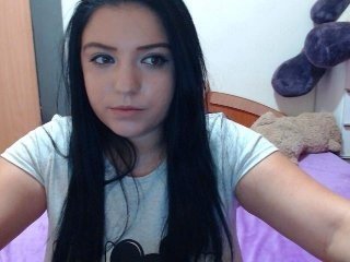 adellineee european cam babe offers her shaved pussy for live sex experiments online