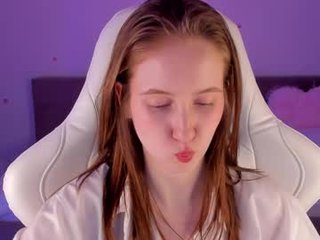 _secretelly_ cam babe makes squirting and wants to kiss her pussy online