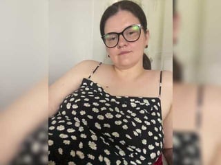 chubbybae brunette white cam babe wants her pussy stretched