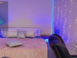 kissmeexxx european cam babe offers her shaved pussy for live sex experiments online